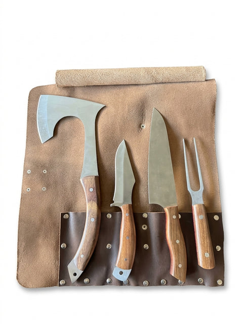 Fyreza Outdoor Set: Axt, Survivalmesser, Kochmesser und Fleischgabel aus Böhler N690 mit Nussholzgriffen in der offenen Lederrolle