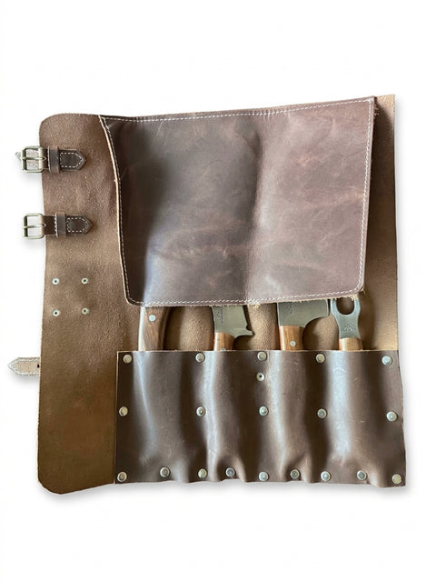 Lederrolle des Fyreza Outdoor Sets mit Schutzklappe und Schnallen, Werkzeuge in den Einzelfächern