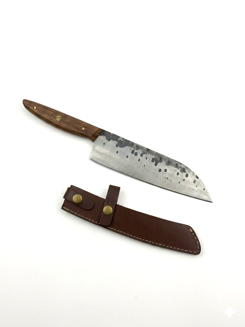 Handgeschmiedetes Santoku – Carbon Stahl C100 | Nussholz 