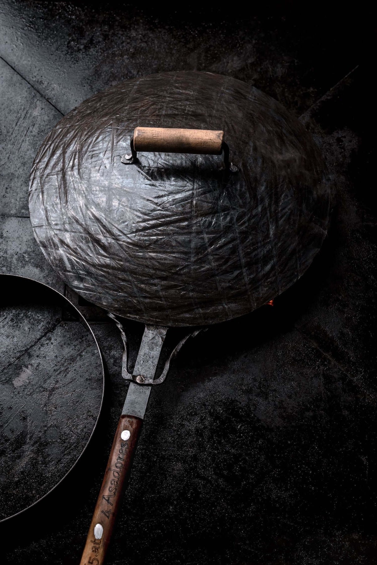 Wok 40 cm with lid on, ready for storage
