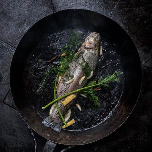 Forelle in der handgeschmiedeten Fyreza Bratpfanne aus Carbonstahl